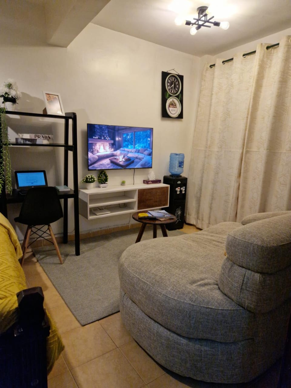 Communal lounge/ TV room, TV and multimedia, Living room, Seating area, Evening entertainment