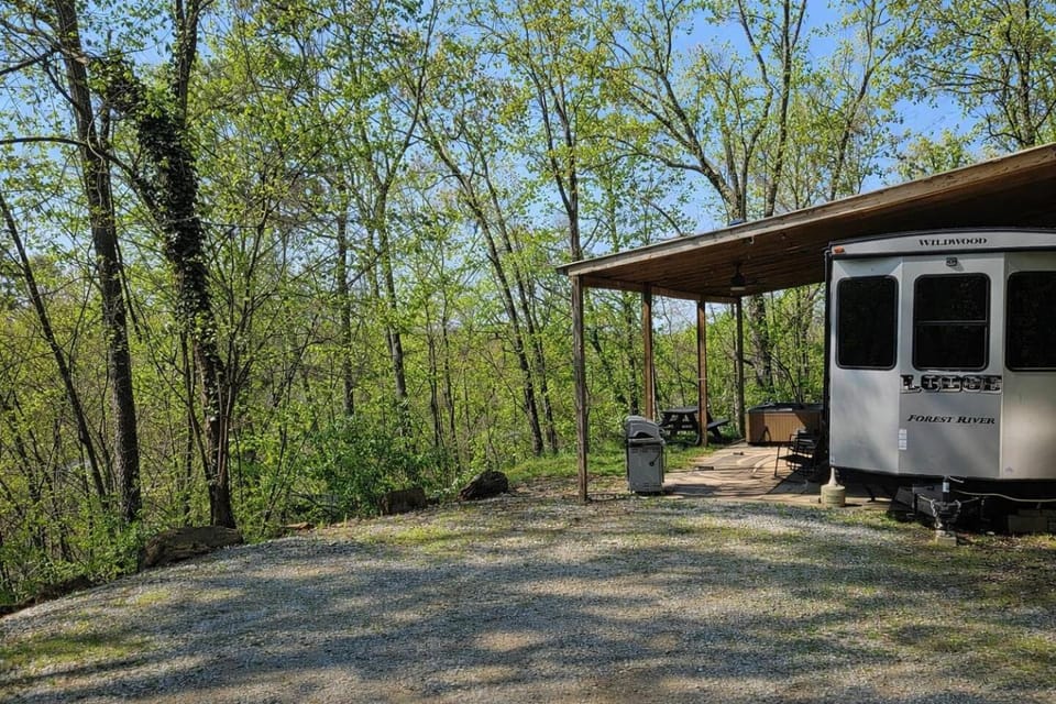 Private Wooded Retreat/Hot Tub Tiny Home Escape House in Pigeon Forge