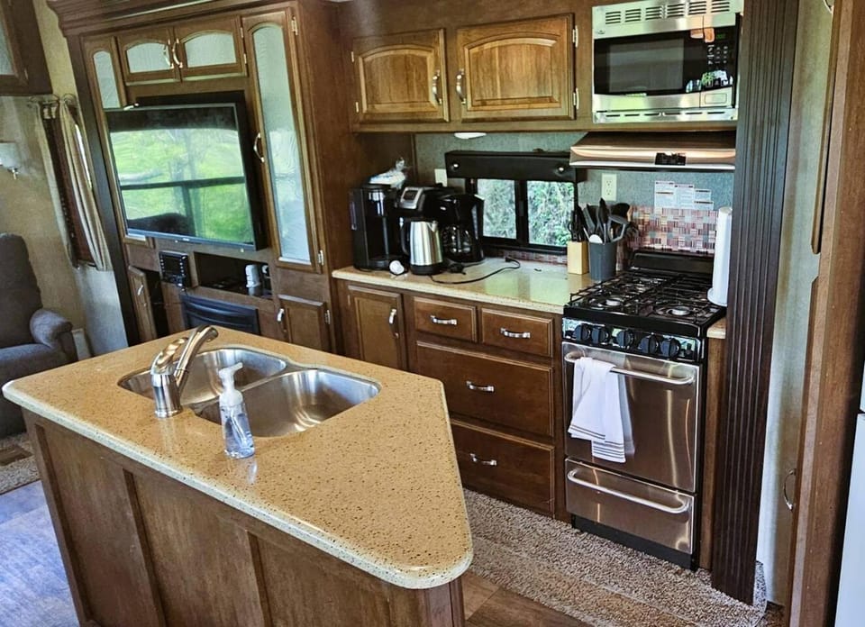Private Wooded Retreat/Hot Tub Tiny Home Escape House in Pigeon Forge
