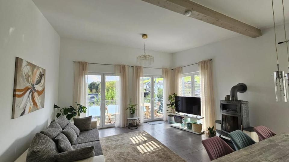 Communal lounge/ TV room, TV and multimedia, Living room, Seating area, Evening entertainment