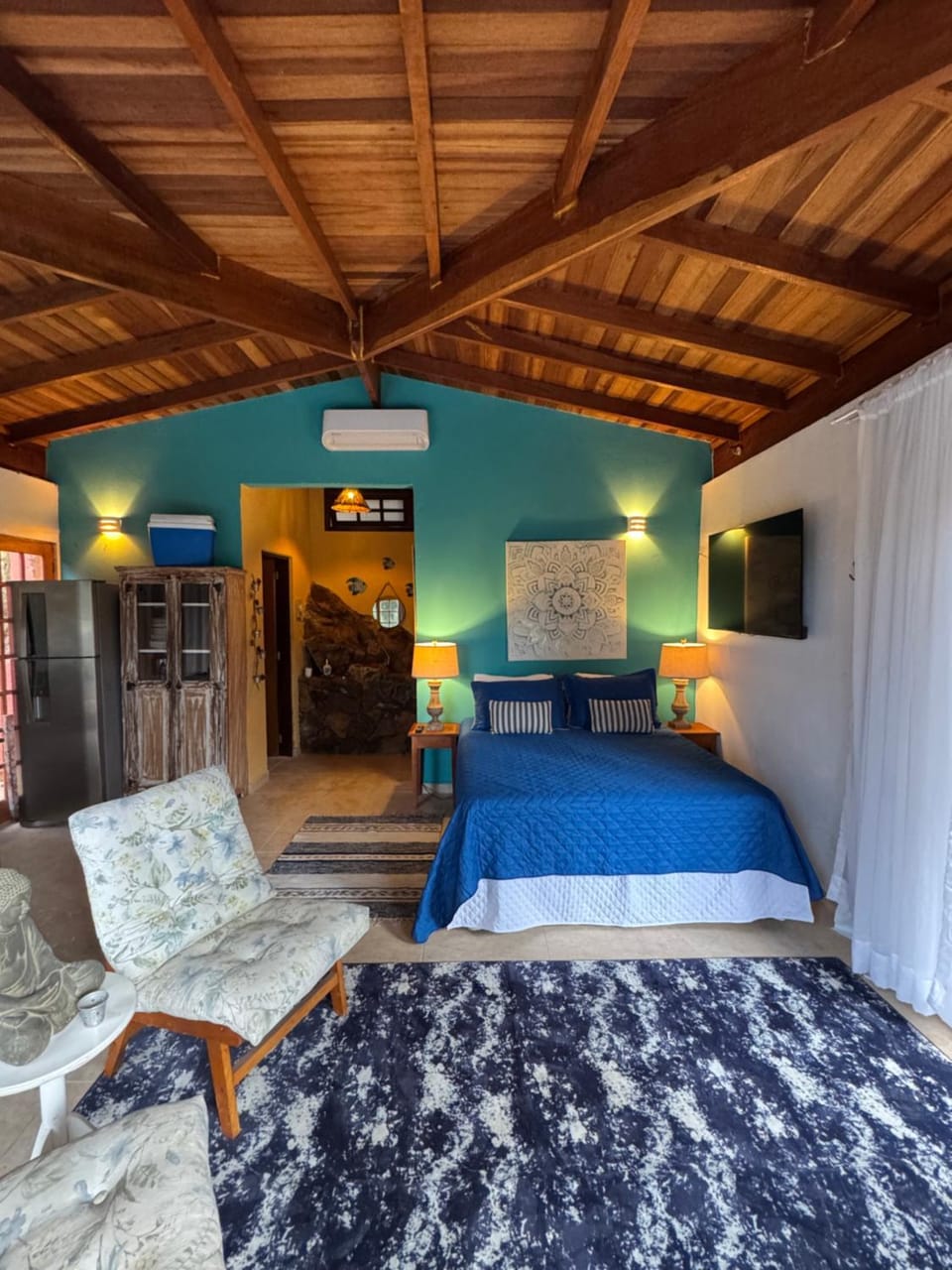 Bed, TV and multimedia, Living room, Photo of the whole room, Seating area, Bedroom