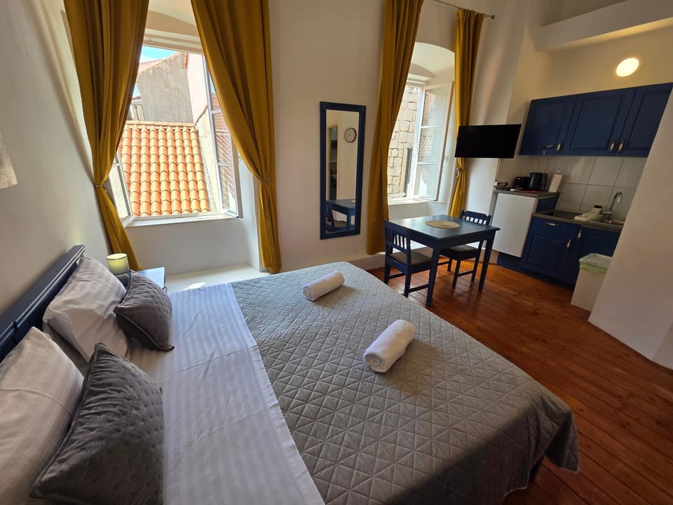 Bed, TV and multimedia, Kitchen or kitchenette, Photo of the whole room, Seating area, Dining area, Bedroom