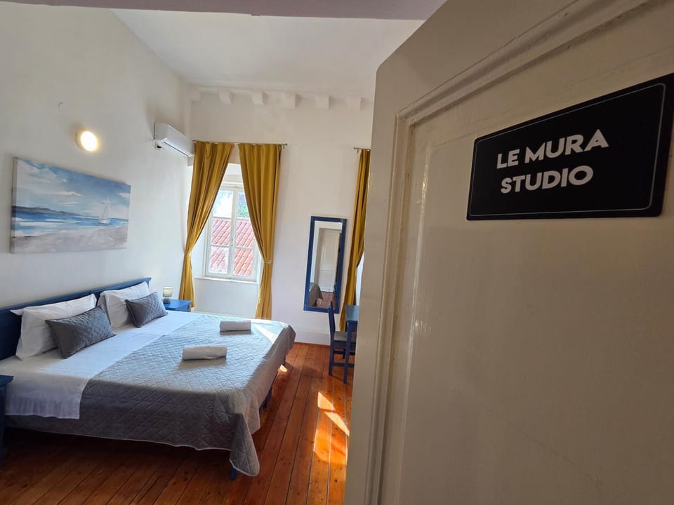 Facade/entrance, Bed