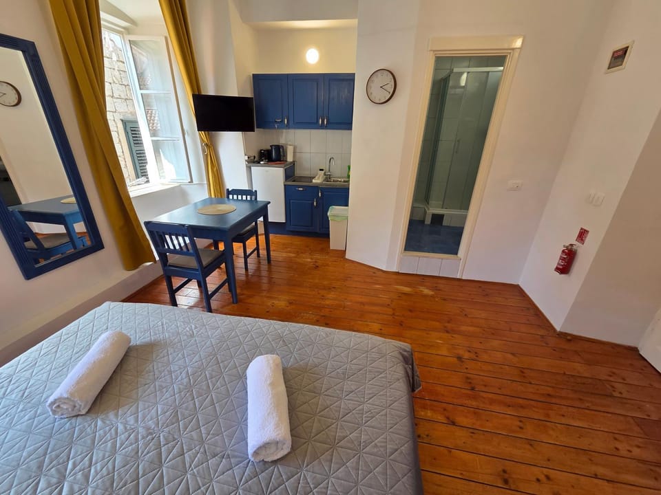 Bed, TV and multimedia, Kitchen or kitchenette, Photo of the whole room, Seating area, Dining area, Bedroom, towels