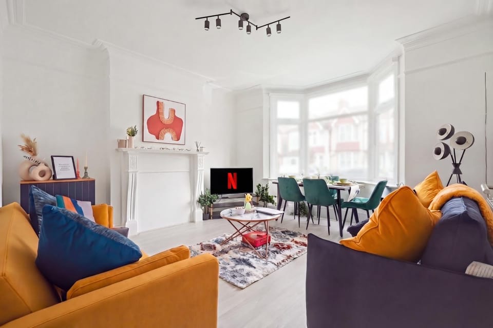 Communal lounge/ TV room, TV and multimedia, Living room, Seating area, Dining area, Evening entertainment