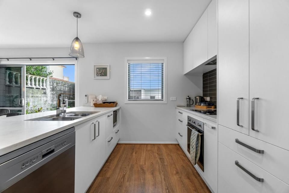 Coffee/tea facilities, dishwasher, oven, stove, kitchen