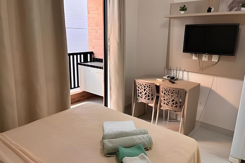 Bed, TV and multimedia, Photo of the whole room, Bedroom, towels