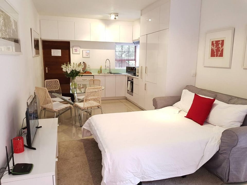 Stylish 1 BR unit, pvt garden, free wifi parking House in Sandton