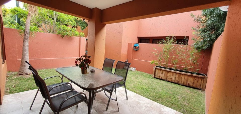 Stylish 1 BR unit, pvt garden, free wifi parking House in Sandton