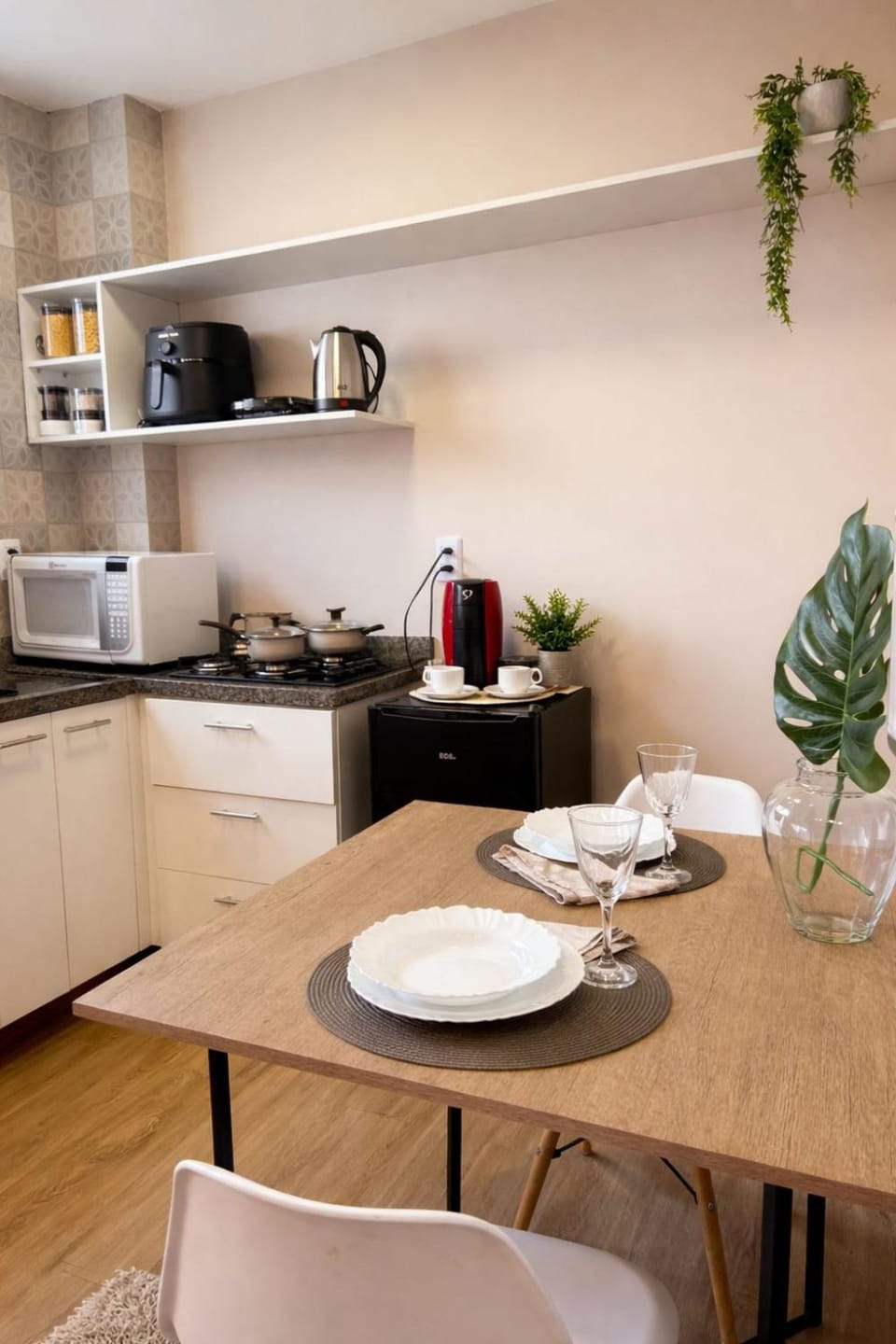 Coffee/tea facilities, Kitchen or kitchenette, Dining area, minibar