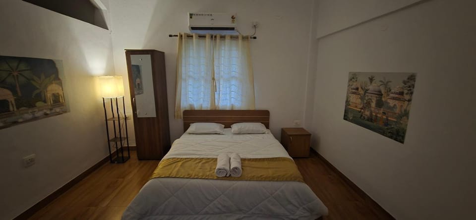 Bed, Photo of the whole room, towels, air conditioner