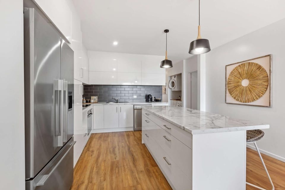 Sophisticated & stylish beachside apartment with pool Apartment in Sunrise Beach