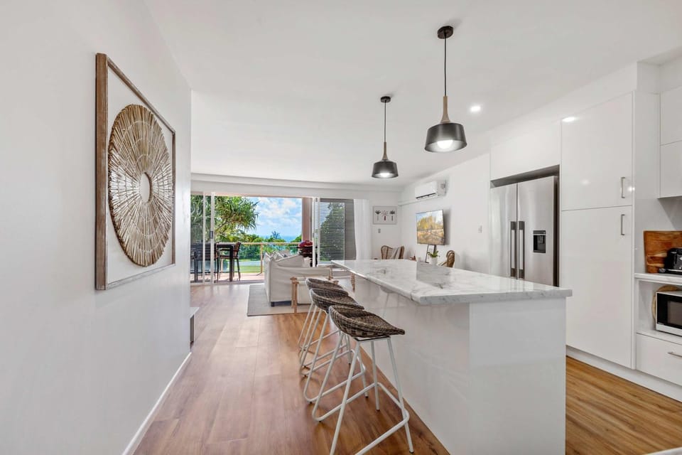 Sophisticated & stylish beachside apartment with pool Apartment in Sunrise Beach