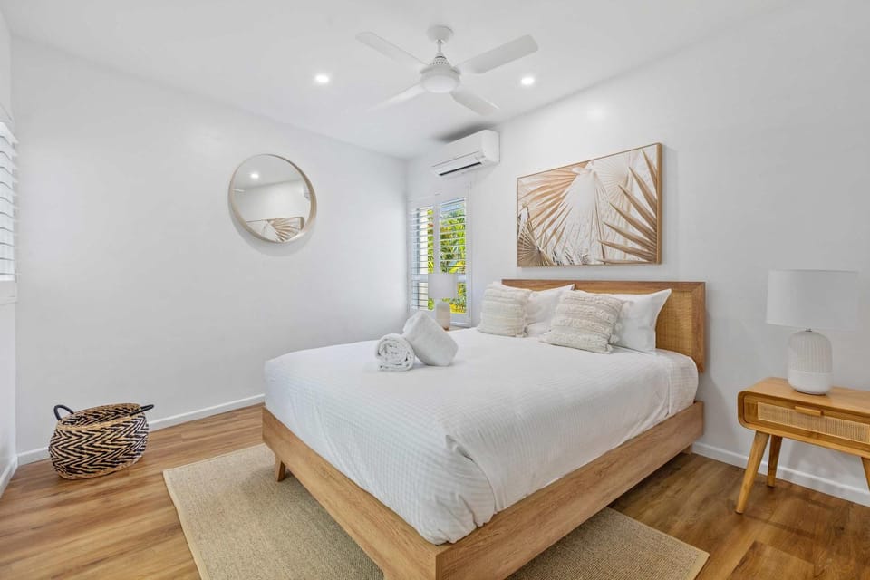 Sophisticated & stylish beachside apartment with pool Apartment in Sunrise Beach