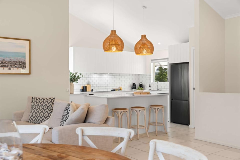 Kitchen or kitchenette, Seating area, Dining area, oven, stove