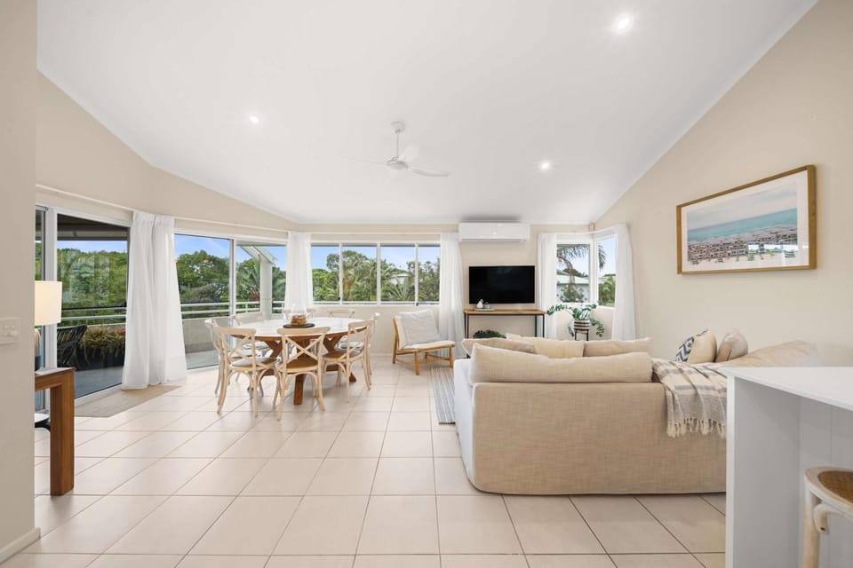 TV and multimedia, Living room, Seating area, Dining area