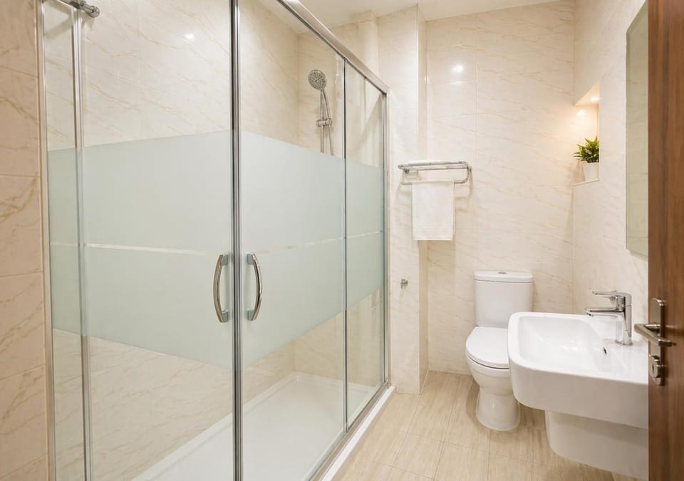 Shower, Toilet, Property building, Bathroom, towels