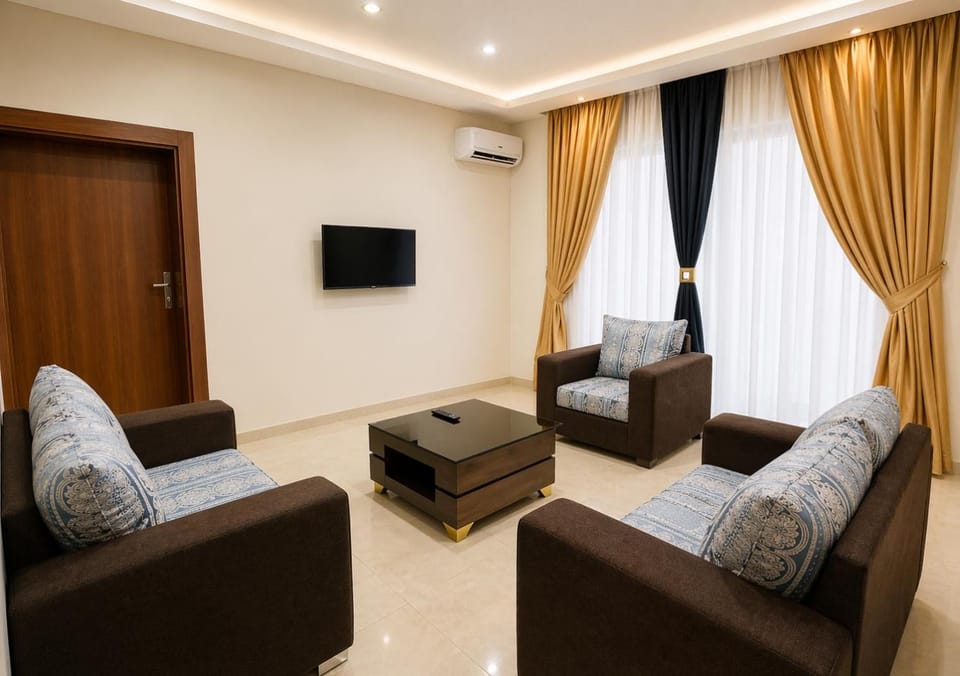 Property building, Communal lounge/ TV room, TV and multimedia, Living room, Seating area, Evening entertainment, On site, air conditioner