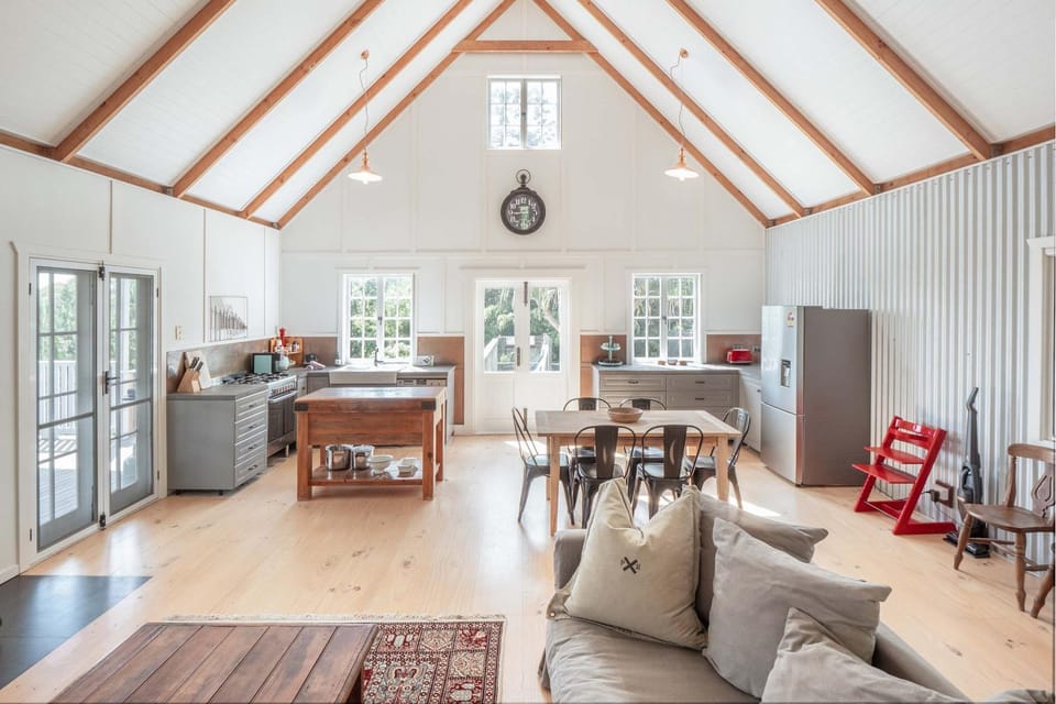 Kitchen or kitchenette, Living room, Seating area, Dining area