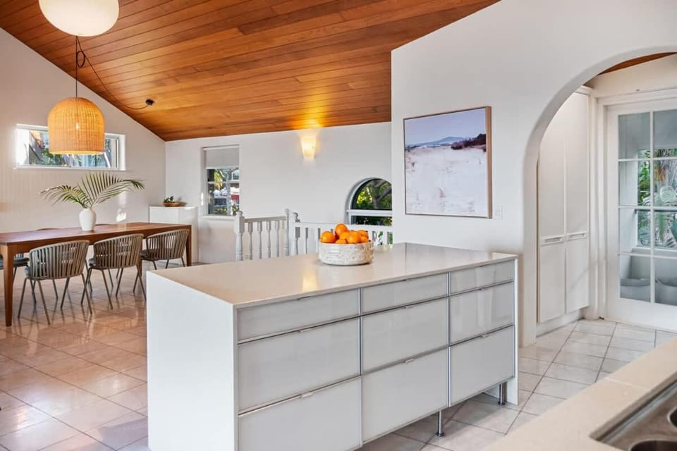 Charming Mediterranean Villa Ocean Views & Pool Apartment in Sunrise Beach