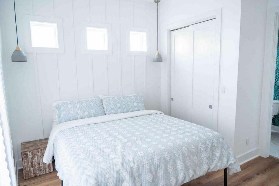 EZ Breezy Beach house on Canal with Private Pool House in Rockport