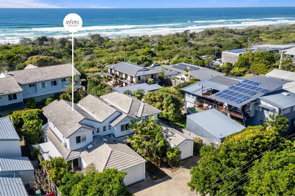 Whispering Waves Pet Friendly Steps to Beach House in Peregian Beach