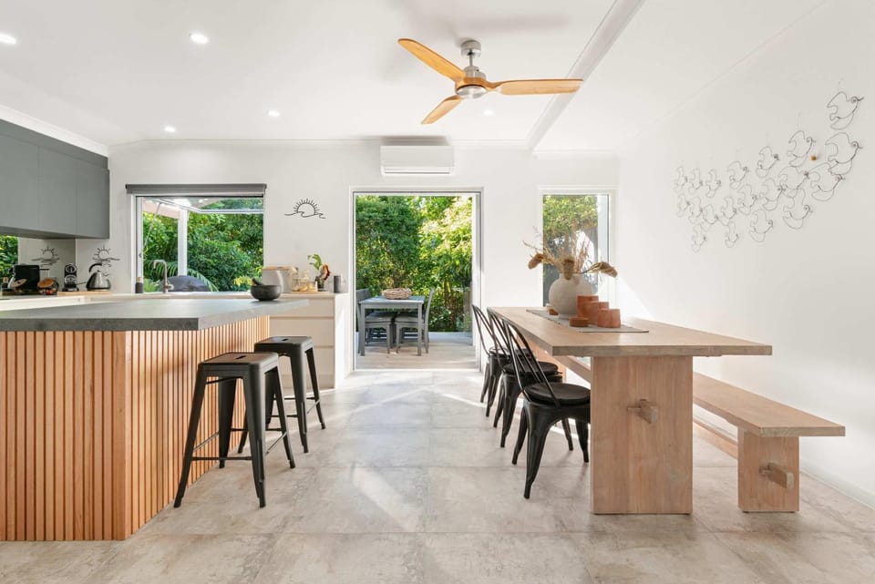 Whispering Waves Pet Friendly Steps to Beach House in Peregian Beach