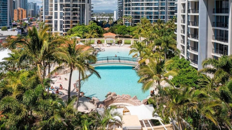 Property building, Pool view, Swimming pool, Location, sunbed