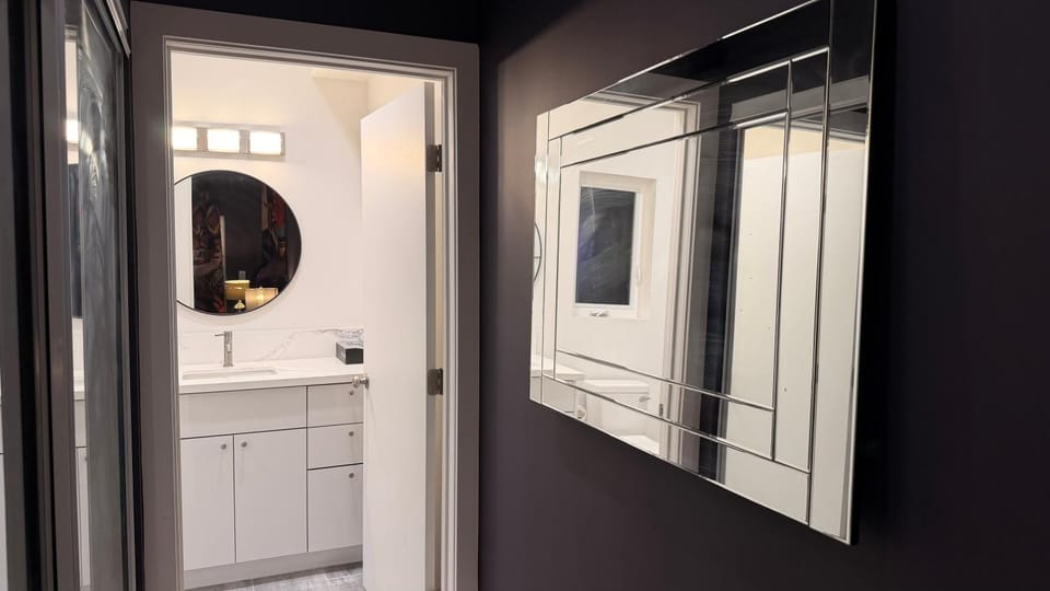 La Fleur Royale Designer Room Vacation rental in North Hollywood