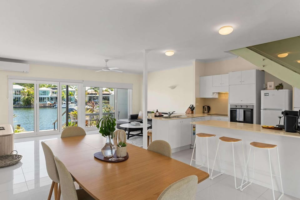 Sunseeker Sanctuary - Waterfront Noosa Townhouse House in Noosaville