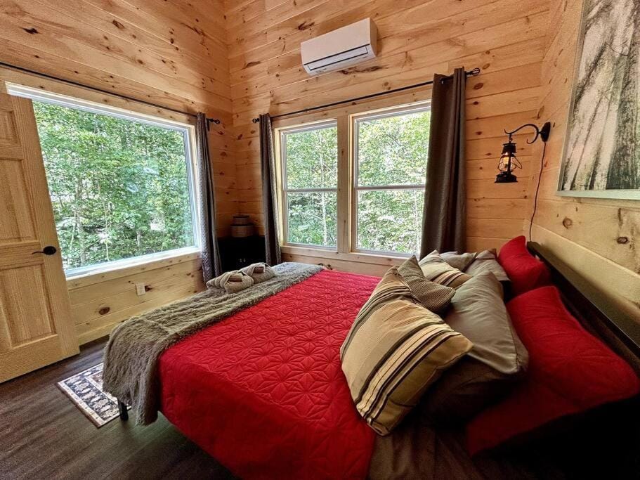 Boxcar Cabin - Hot Tub Fire Pit Train-Theme Stay Cabin in Kentucky
