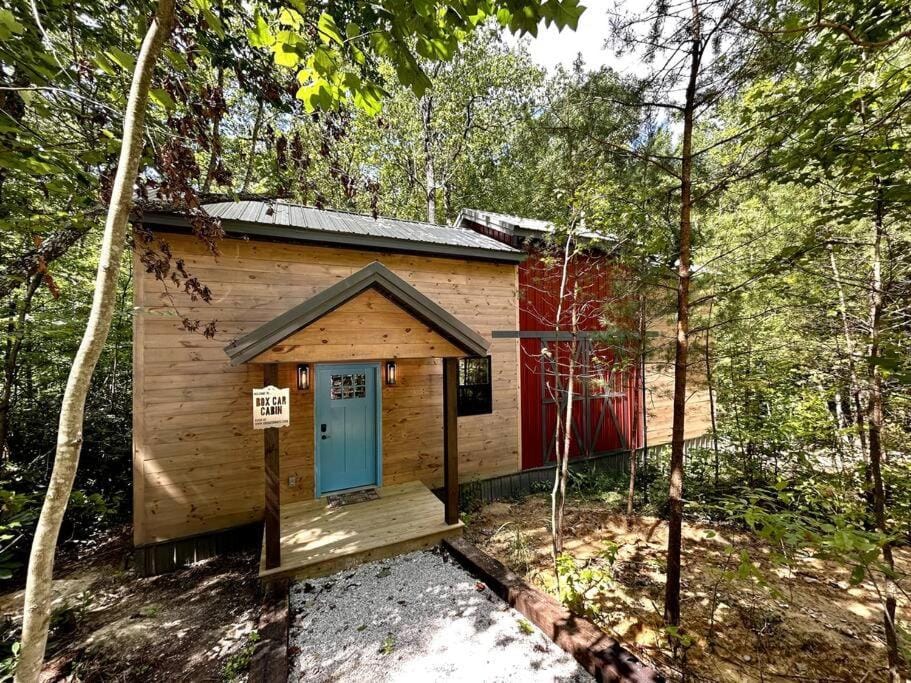 Boxcar Cabin - Hot Tub Fire Pit Train-Theme Stay Cabin in Kentucky