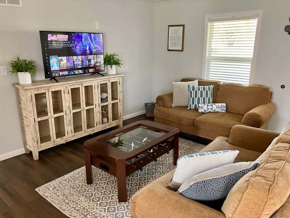 Casa Alegre - WiFi Spacious Stay Near RRG and Shops Great for Large Groups Remote Work Big Backyard and Fire Pit House in Kentucky