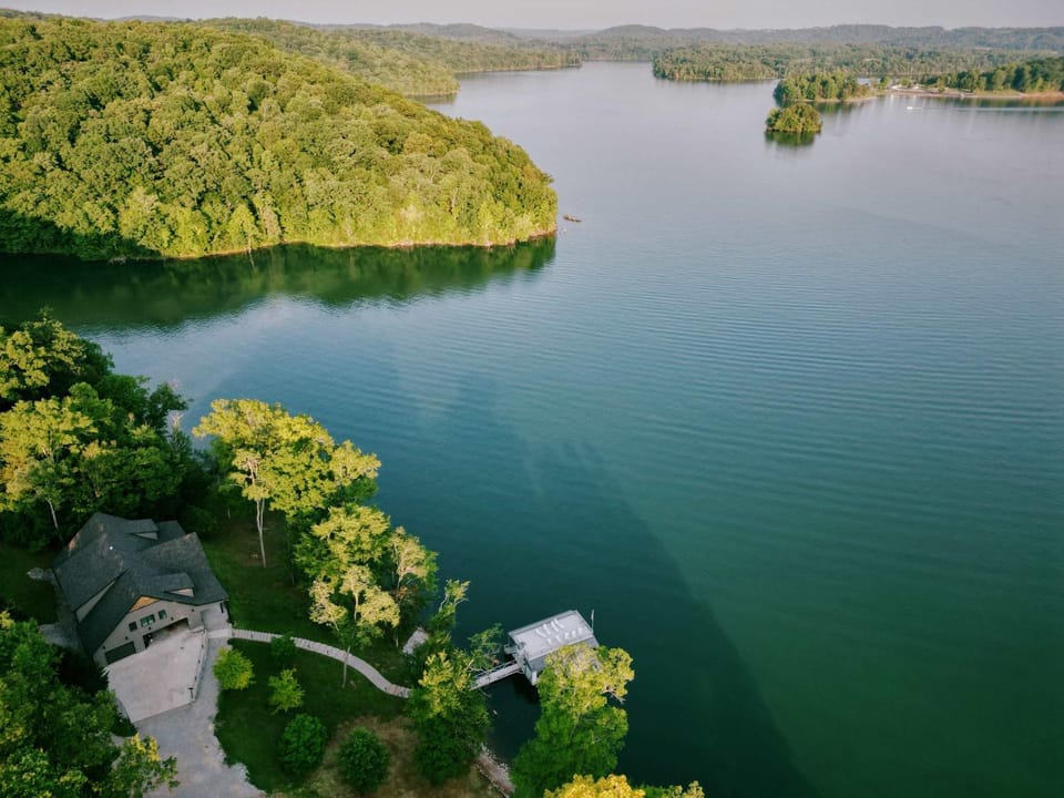 Clearwater Retreat - Private Dock Norris Lake Hot Tub WiFi House in Norris Lake