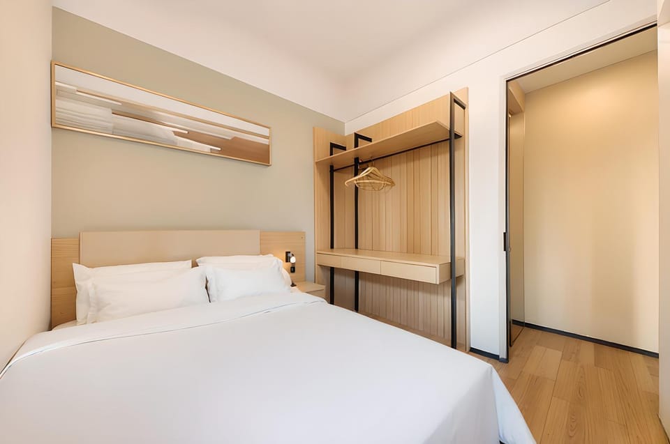 Bed, Photo of the whole room, Decorative detail, Bedroom, wardrobe