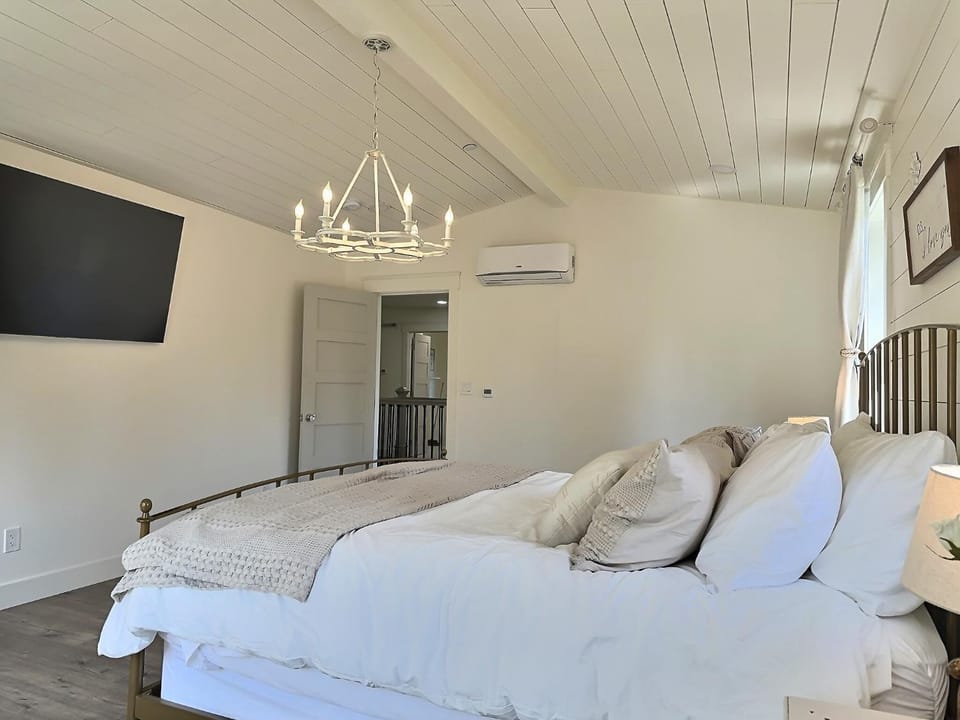 Bed, TV and multimedia, Photo of the whole room, Bedroom, air conditioner