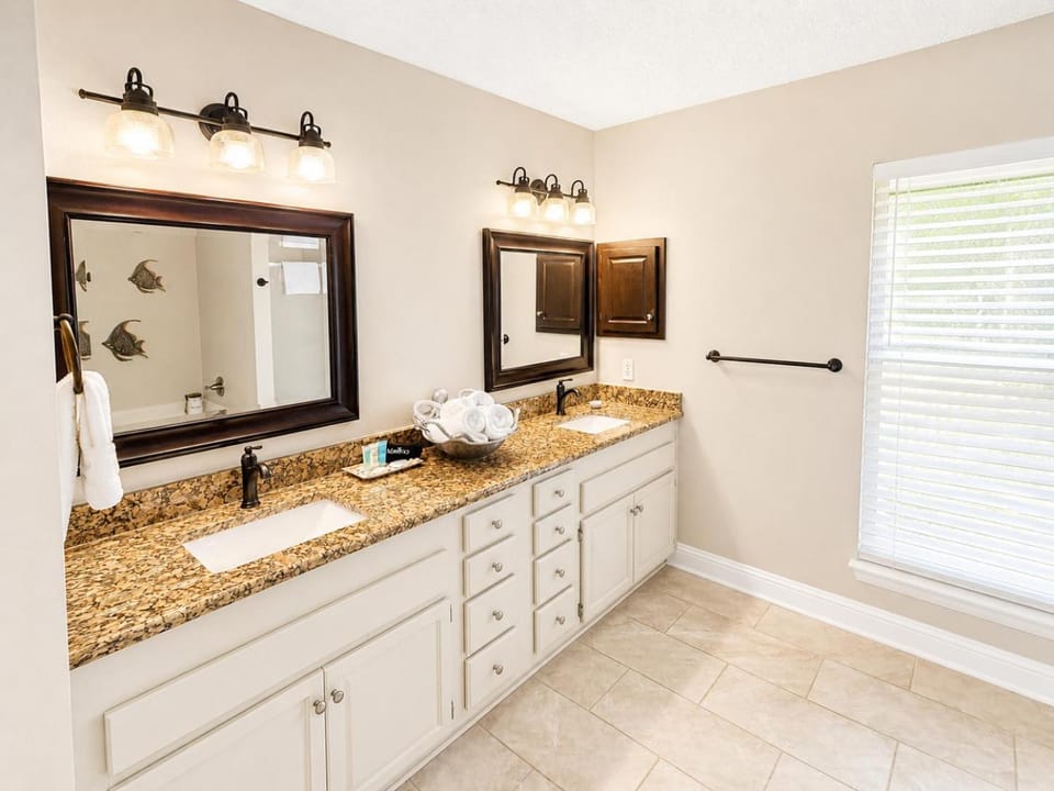 Bathroom, storage, towels