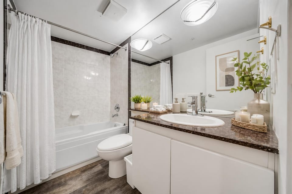 Modern 3BR in Downtown Vancouver Prime Burrard Location Apartment in Vancouver