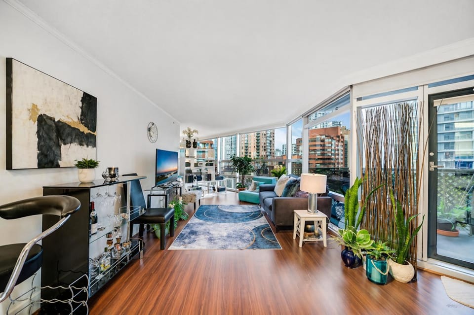 Modern 3BR in Downtown Vancouver Prime Burrard Location Apartment in Vancouver