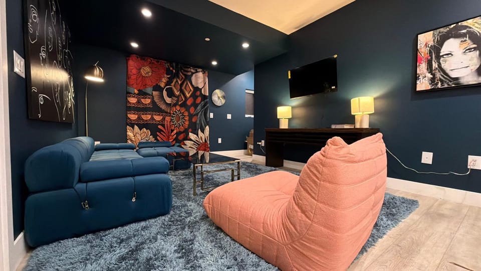 Communal lounge/ TV room, Living room, Seating area