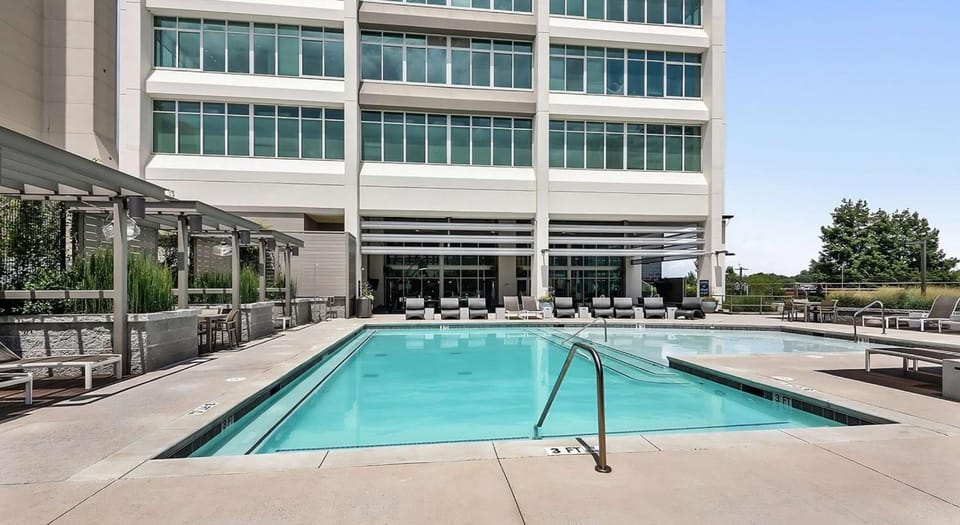 2bed 2bath Highrise Apt in Downtown Atlanta with scenic views Pool Gym, Game room Apartment in Atlanta