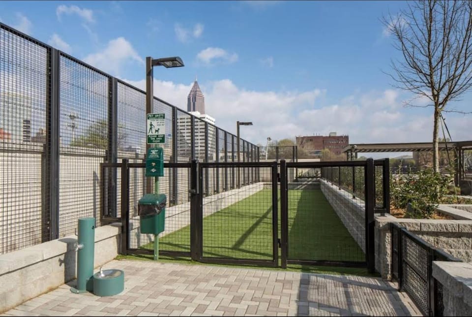 2bed 2bath Highrise Apt in Downtown Atlanta with scenic views Pool Gym, Game room Apartment in Atlanta