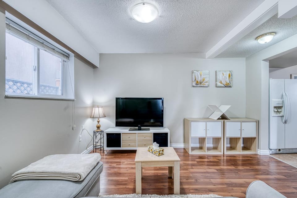 Communal lounge/ TV room, TV and multimedia, Living room, Seating area, Evening entertainment