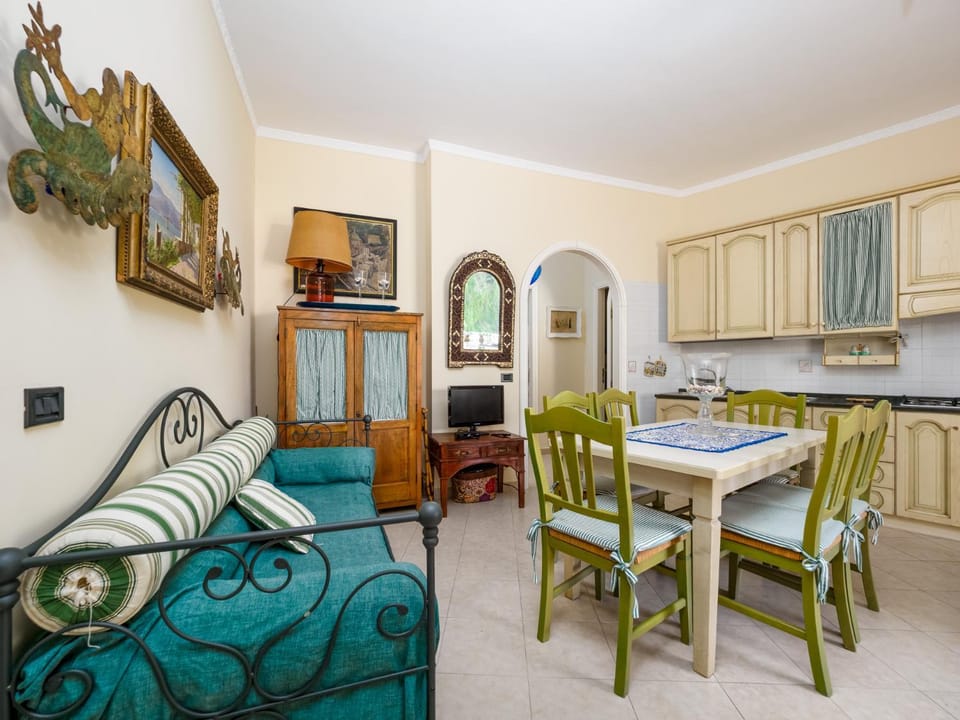 TV and multimedia, Kitchen or kitchenette, Living room, Dining area, stove