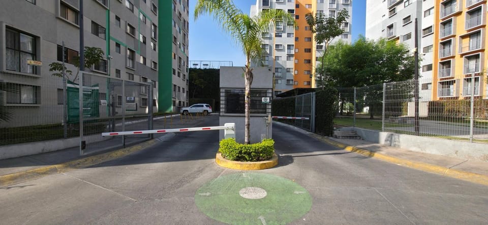 Depa céntrico GDL, clima, home office, elevador, facturamos Apartment in Guadalajara