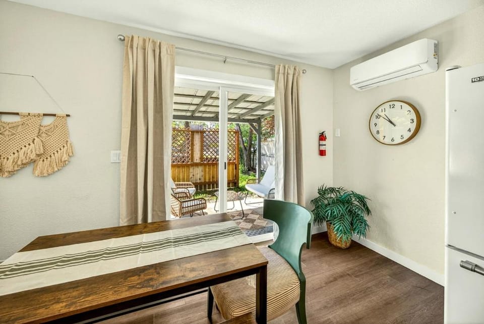 Patio, Dining area, heating, air conditioner