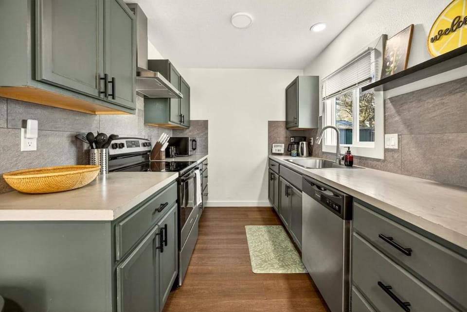 Coffee/tea facilities, dishwasher, microwave, oven, stove, toaster, kitchen