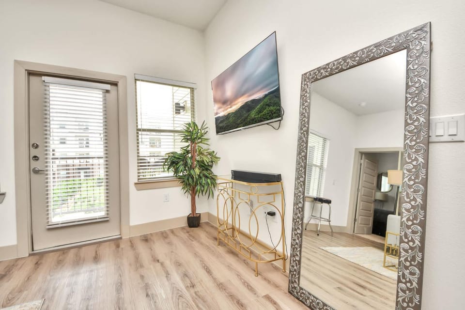 Luxury 2BR King Beds Pool Table & Arcade Hospital Apartment in Addicks