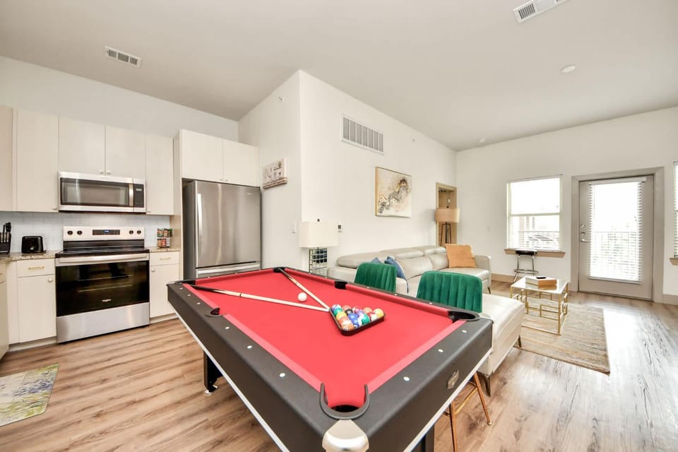 Luxury 2BR King Beds Pool Table & Arcade Hospital Apartment in Addicks