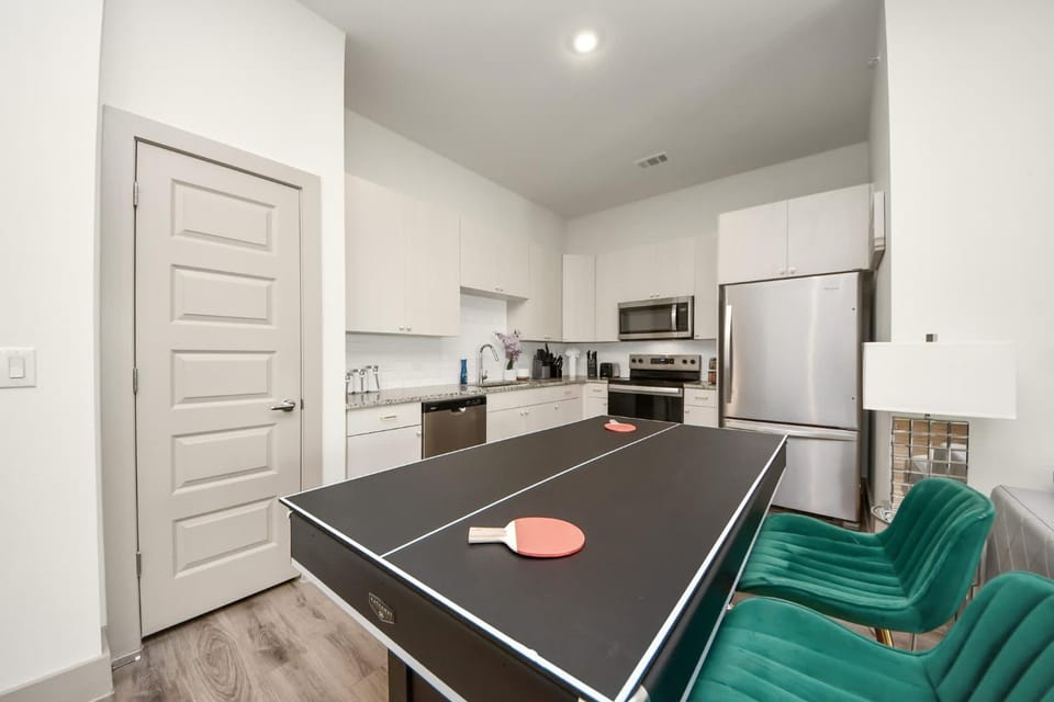 Luxury 2BR King Beds Pool Table & Arcade Hospital Apartment in Addicks